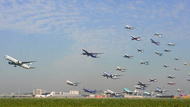 Een lucht vol vliegtuigen
