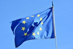 Foto van een Europese vlag. Bron: https://pixabay.com/nl/photos/banier-vlag-europa-europese-vlag-3370970/