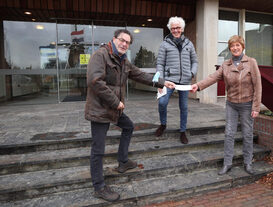 Foto van Robert Tieskens en Pim Beetzen van Red de Veluwe overhandigden de eerste brief aan wethouder Sneevliet-Radstaak van de gemeente Elburg.